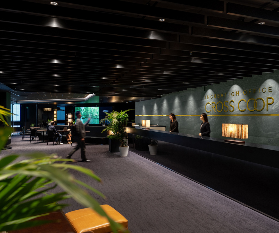 高級感のある受付レセプションにてお客様をお迎えいたします。