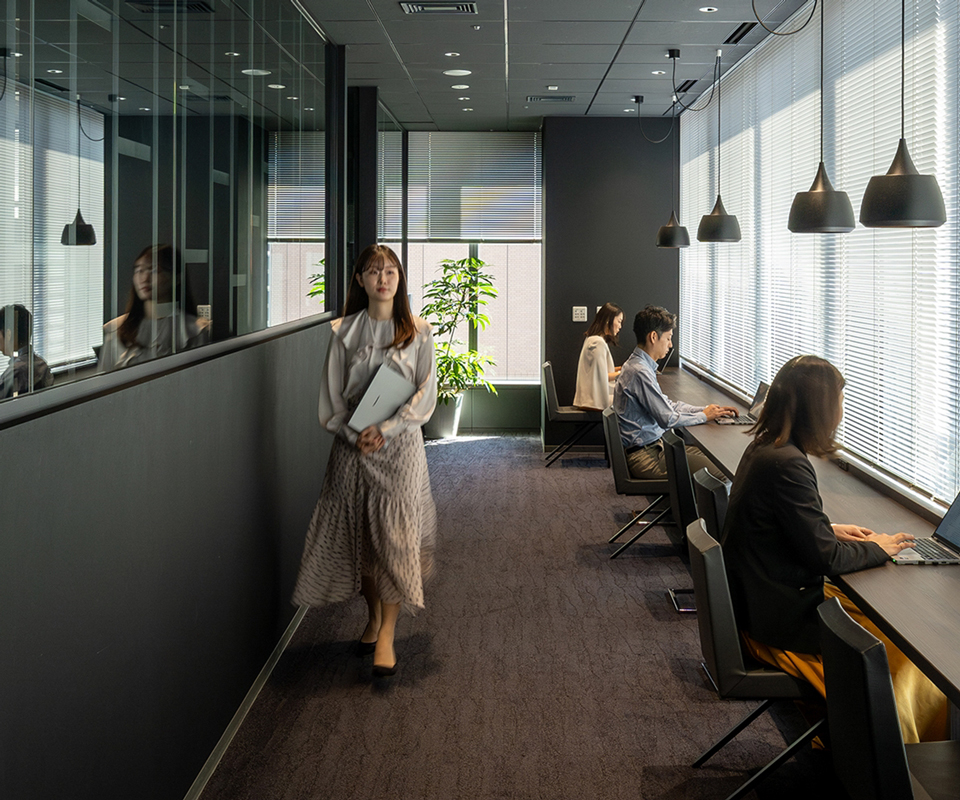 セキュリティ付きのコワーキングエリア。個室をご契約のお客様は24時間ご利用可能です。