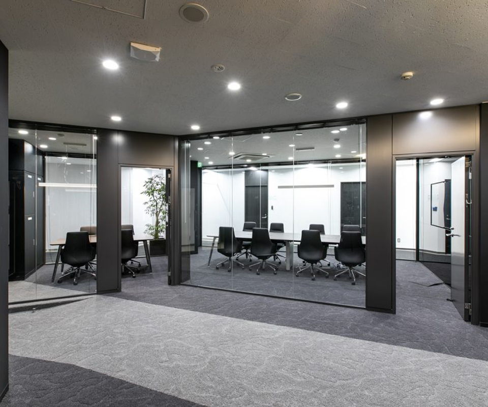 3F 会議室エリア。開放的でモダンな空間が広がります。