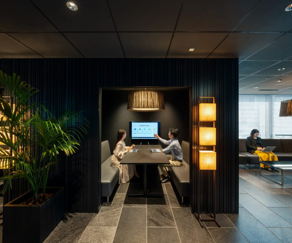 ラウンジエリア。人気のブース席です。