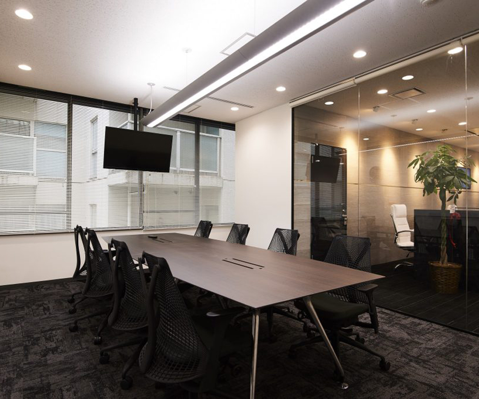 洗練された美しい会議室(8名用)。