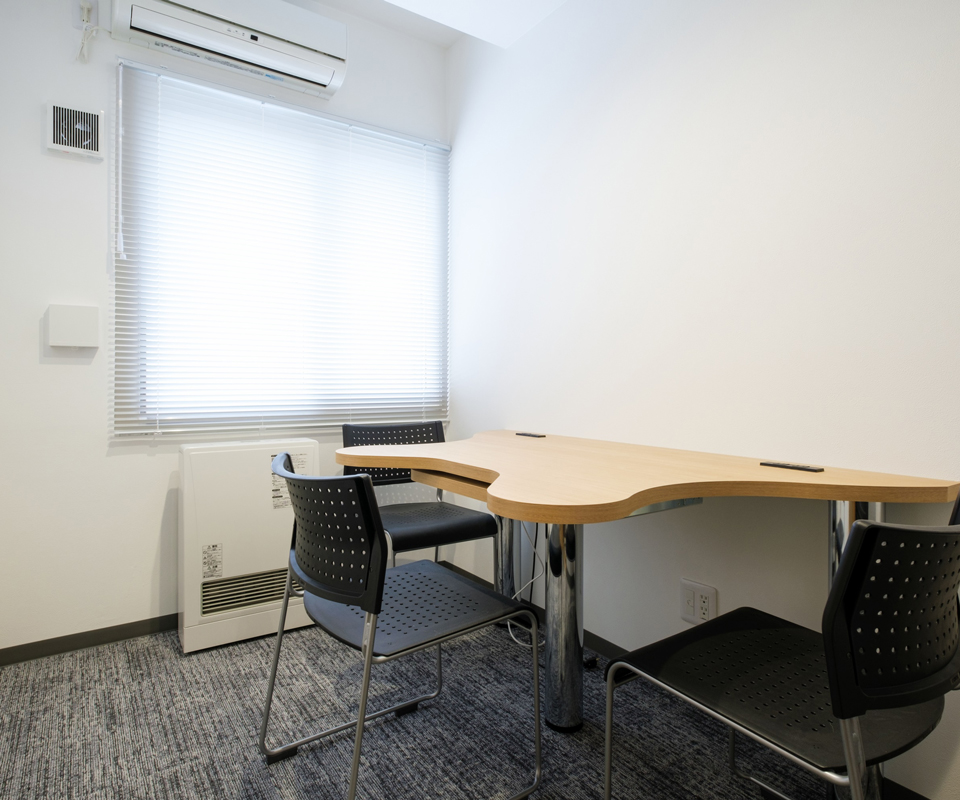 2F サイレントルーム(少人数用打合せブース)